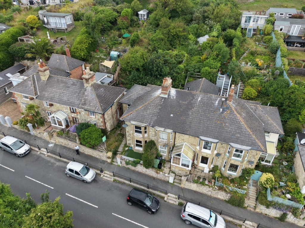 Lot: 107 - SEMI-DETACHED HOUSE FOR IMPROVEMENT WITH STUNNING SEA VIEWS - View from above